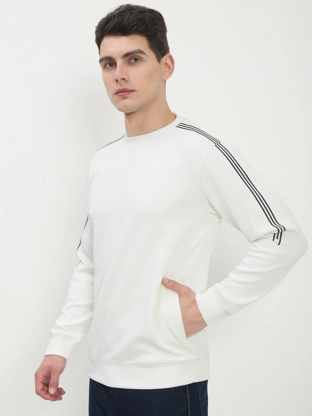 Relaxed Essentials style test Men's White Solid Round Neck Pullover Sweatshirt