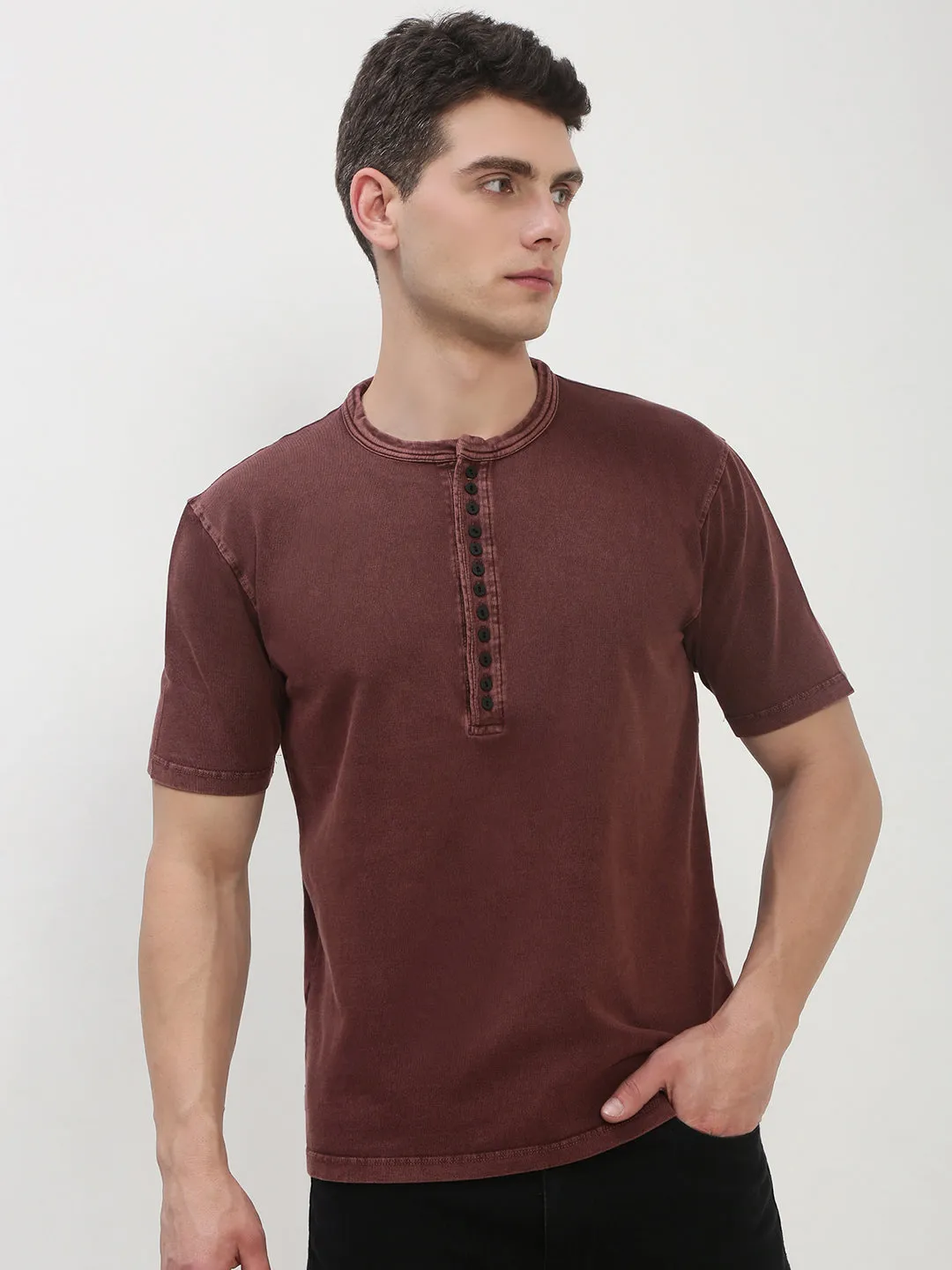 ring accents Men's Brown Solid Henley Collar T-Shirt