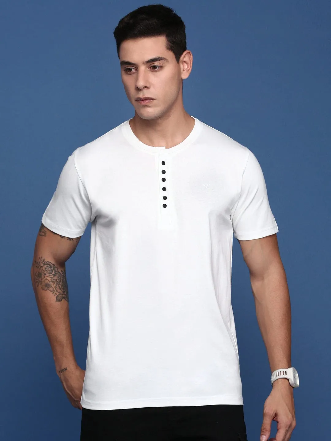 Men's White Solid Round Neck Cotton Slim Fit T-Shirt date night look