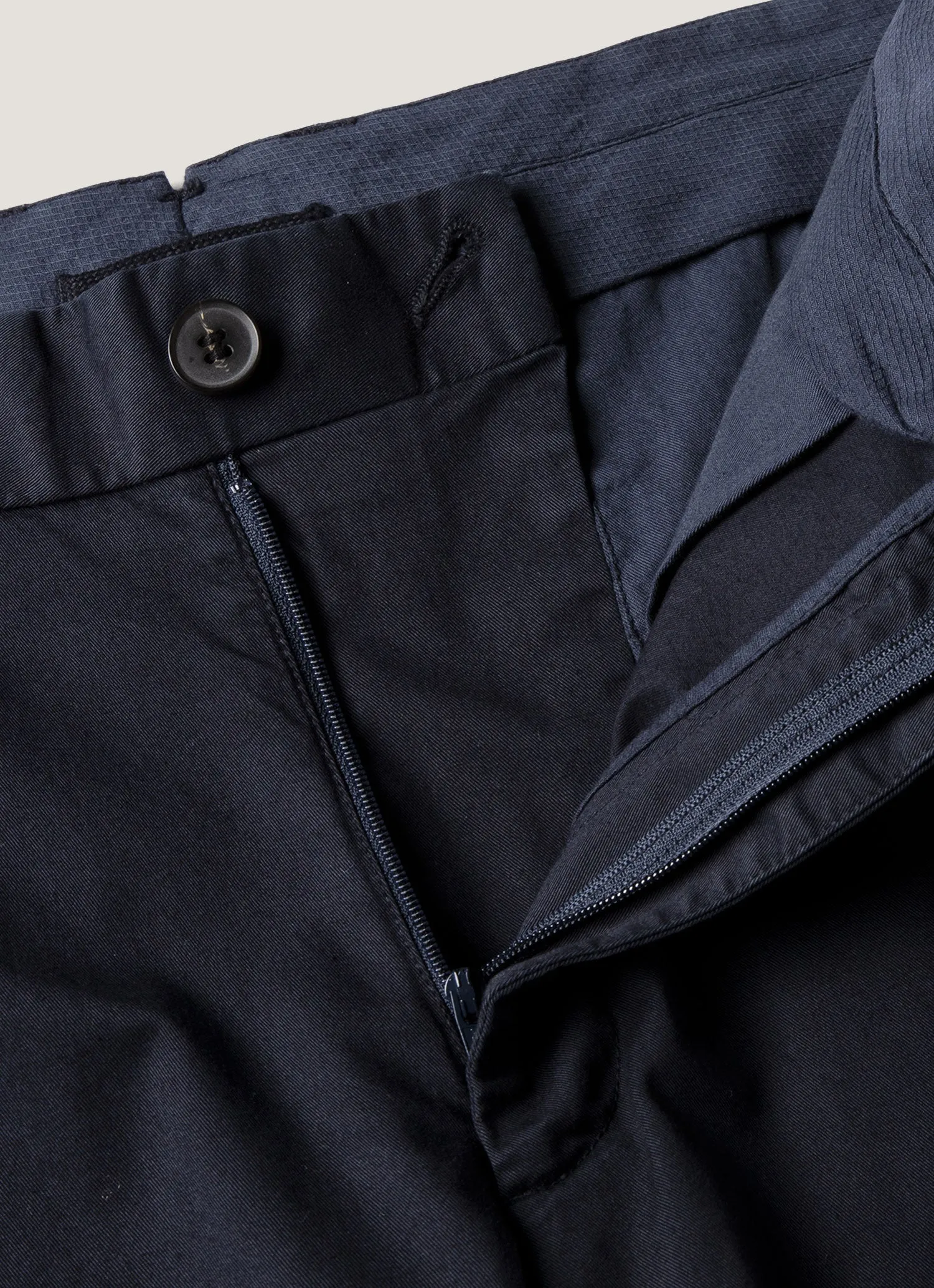 Men's Chino Shorts in Navy back-to-school Slim Motion Fit