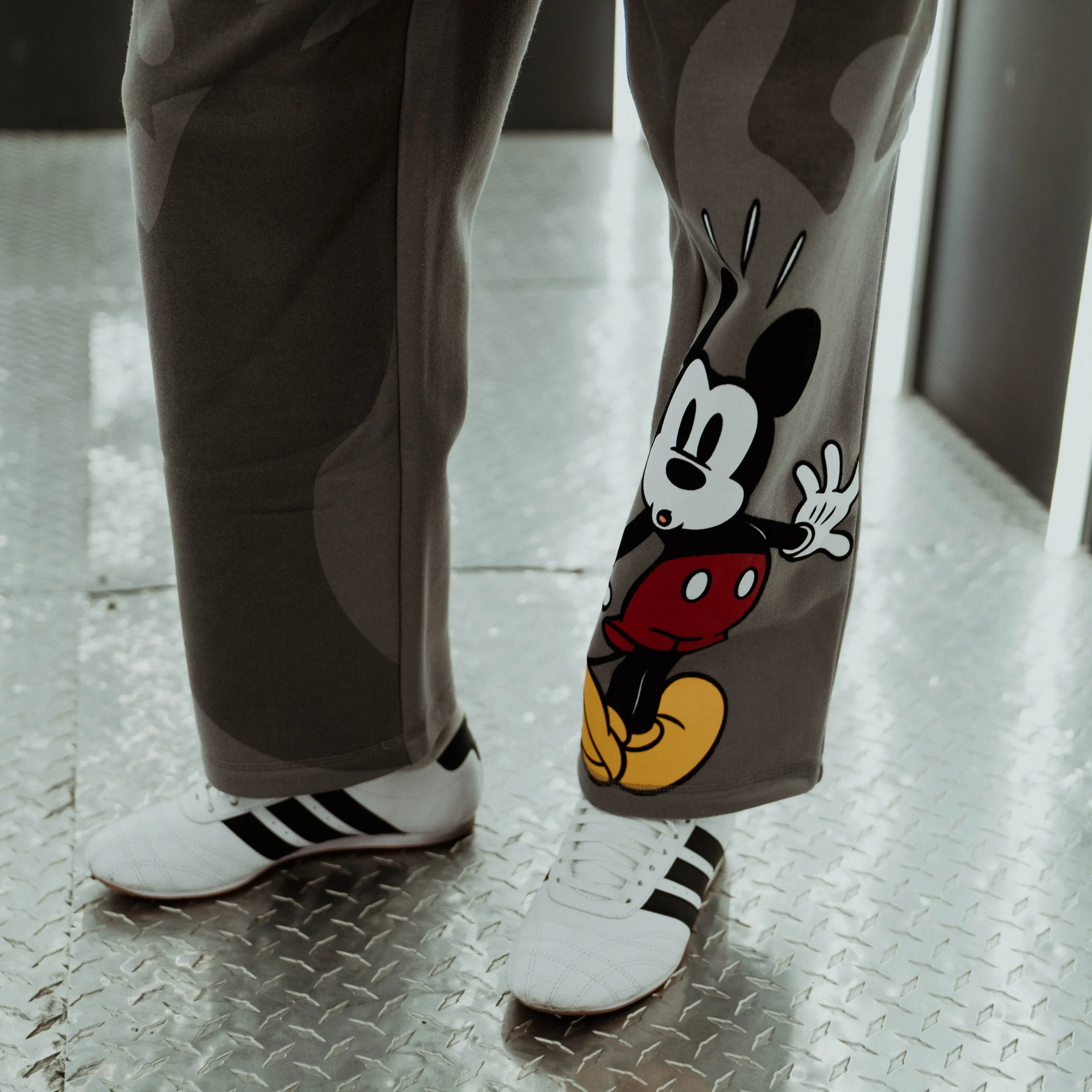Disney Mickey and Friends By Shoe Palace Spooky Shadow Fleece Mens Sweatpants (Grey/Black) Wrinklefree