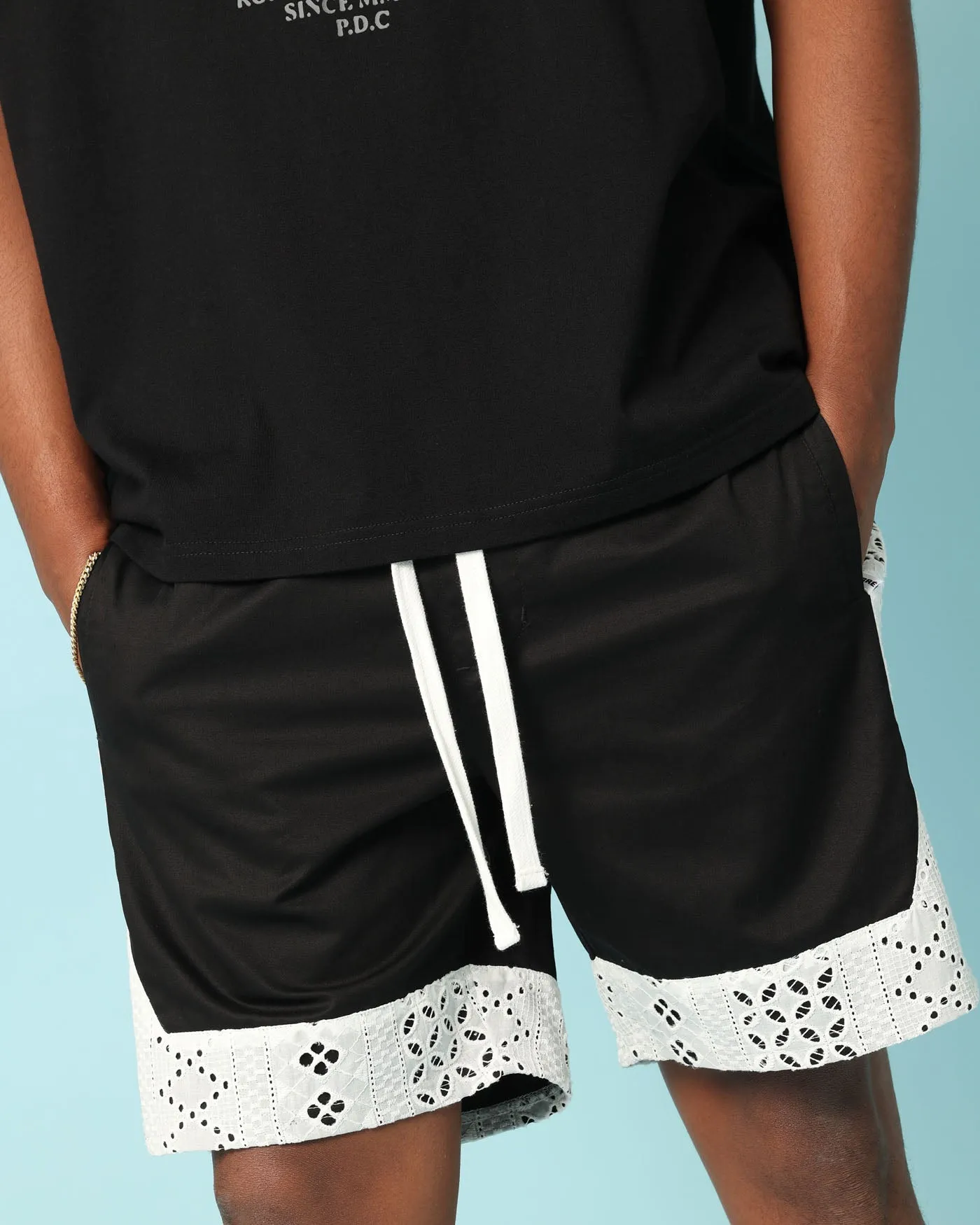 Ergonomic Contour Shape Carr?? Bandana Lace Shorts Black