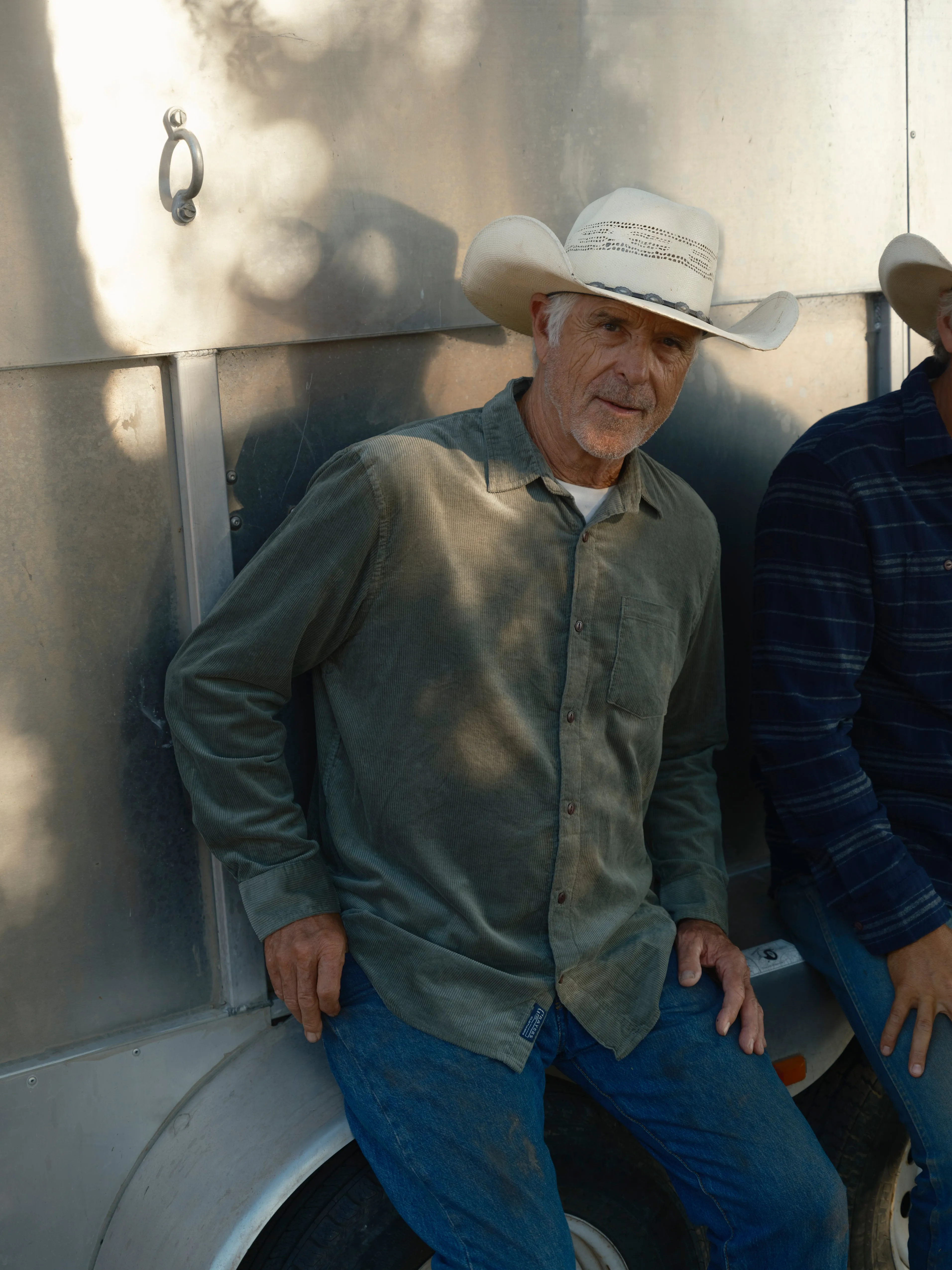 Saratoga Featherweight Corduroy Shirt - Agave Flattering Design