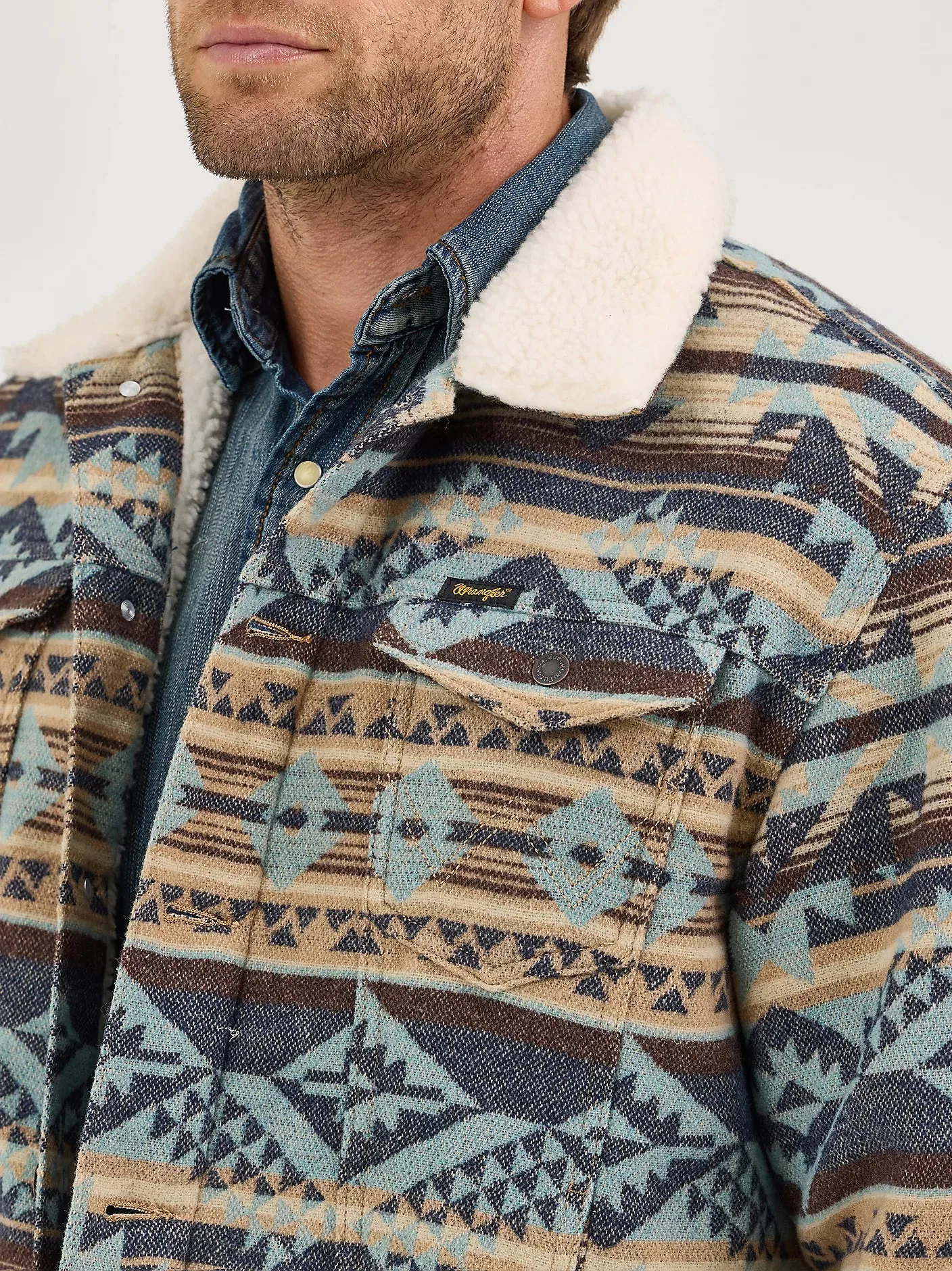 Ergonomic Cut CompressionPackableFabric Wrangler Men's Sherpa Lined Jacquard Print Trucker Jacket in Dark Sapphire