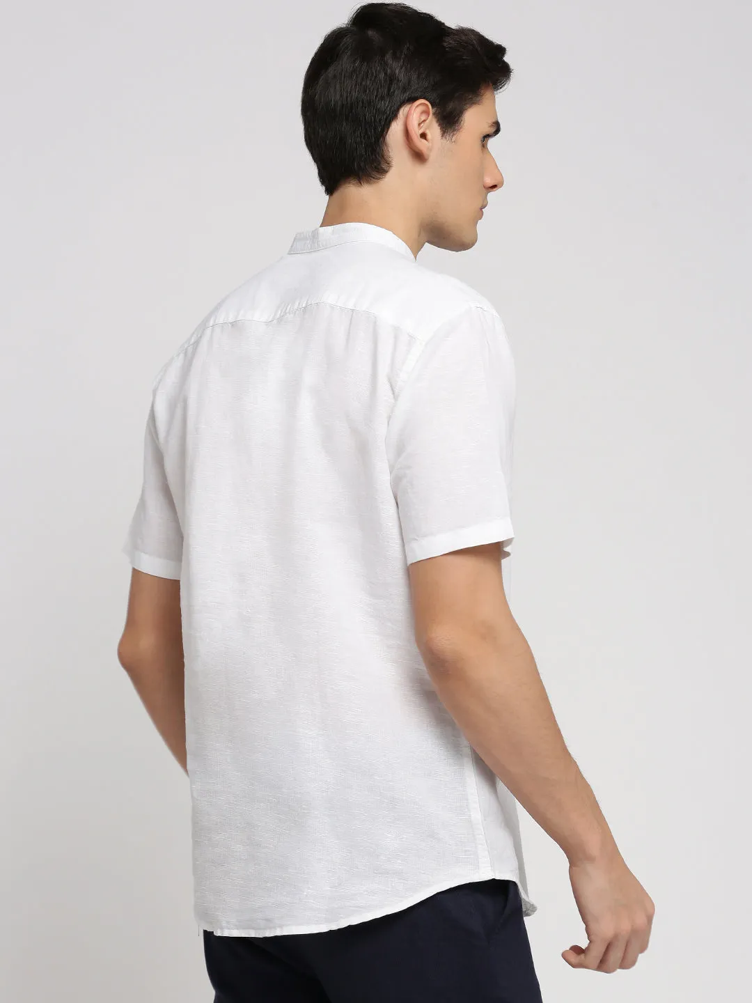 SnagResistant Weave NonIrritatingSeams Men's White Solid Mandarin Collar Casual Short Shirt