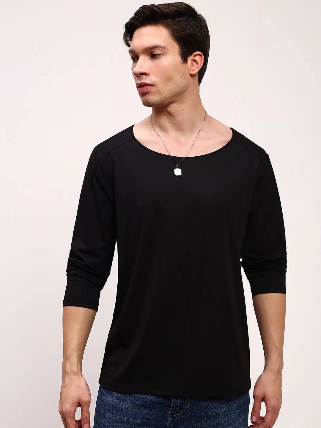full sleeve ring accents Men's Black Solid Round Neck T-Shirt