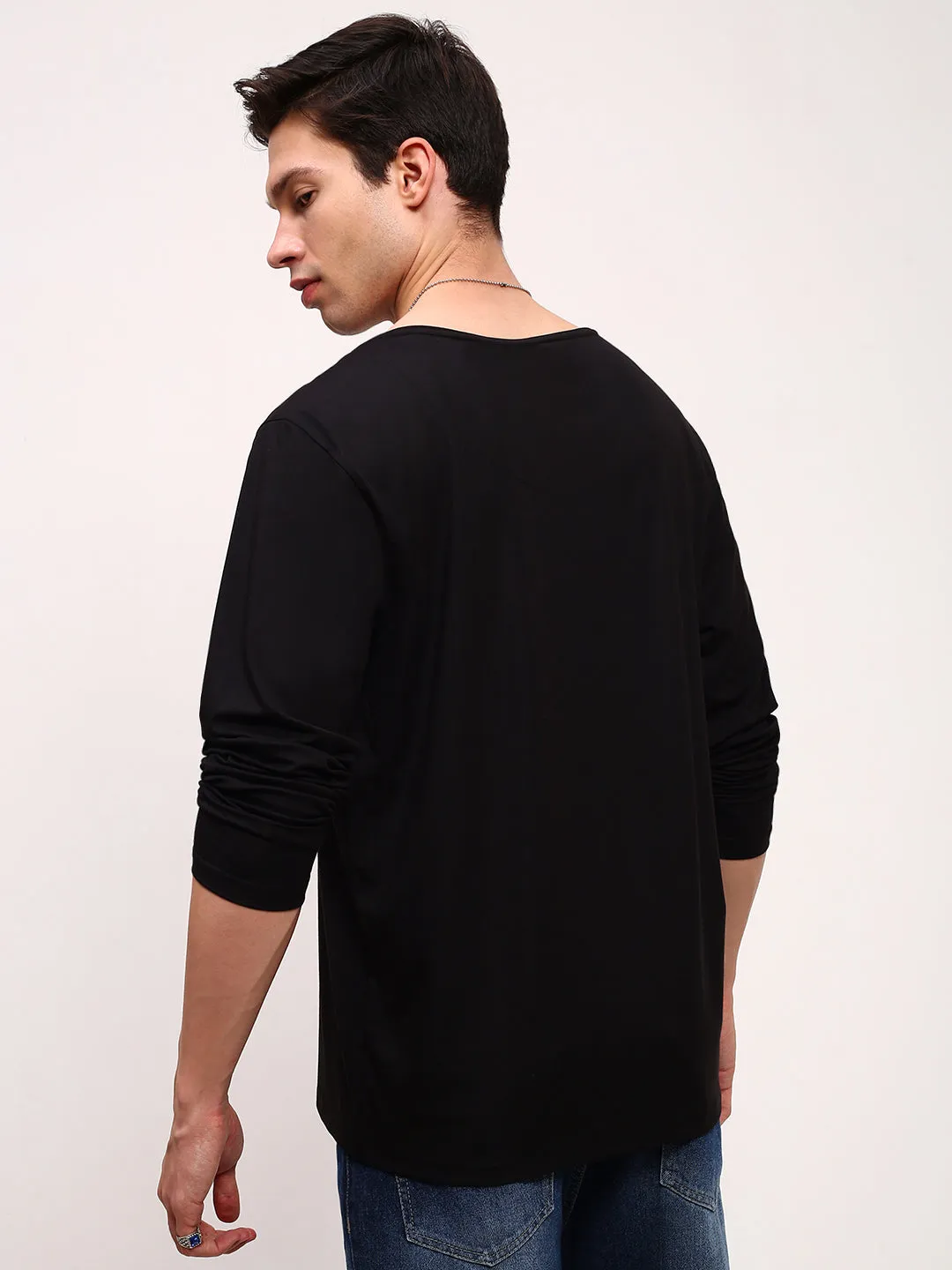 Men's Black Solid Round Neck T-Shirt appropriate for sunny days