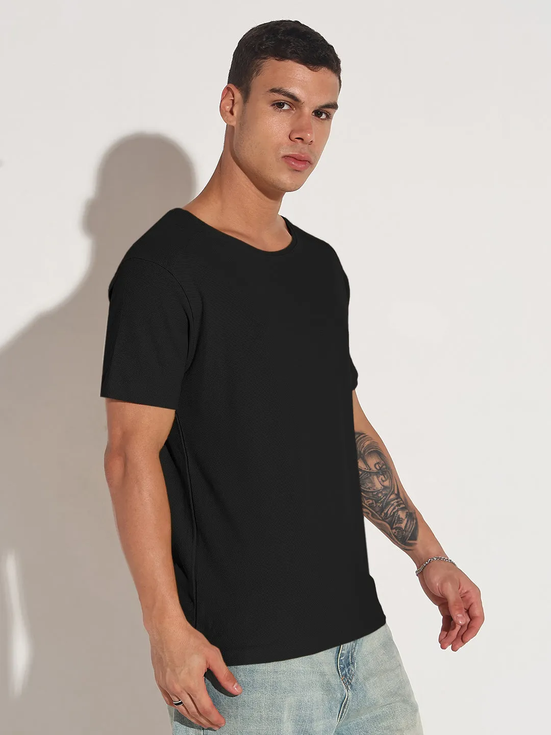 Men's Black Round Neck Regular Fit T-Shirt Model Edge