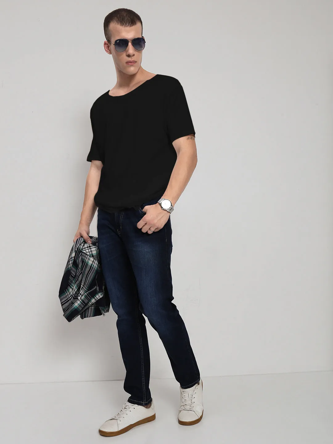 Men's Black Short Sleeves Round Neck Regular Fit T-Shirt Smooth Edge Binding Lightweight sweater