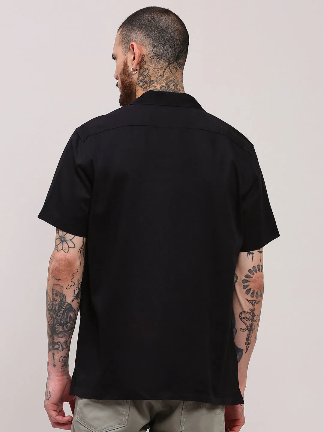 Smooth Line ReflectiveTrimDetails Men's Black Solid Cuban Collar Relaxed Fit Shirt