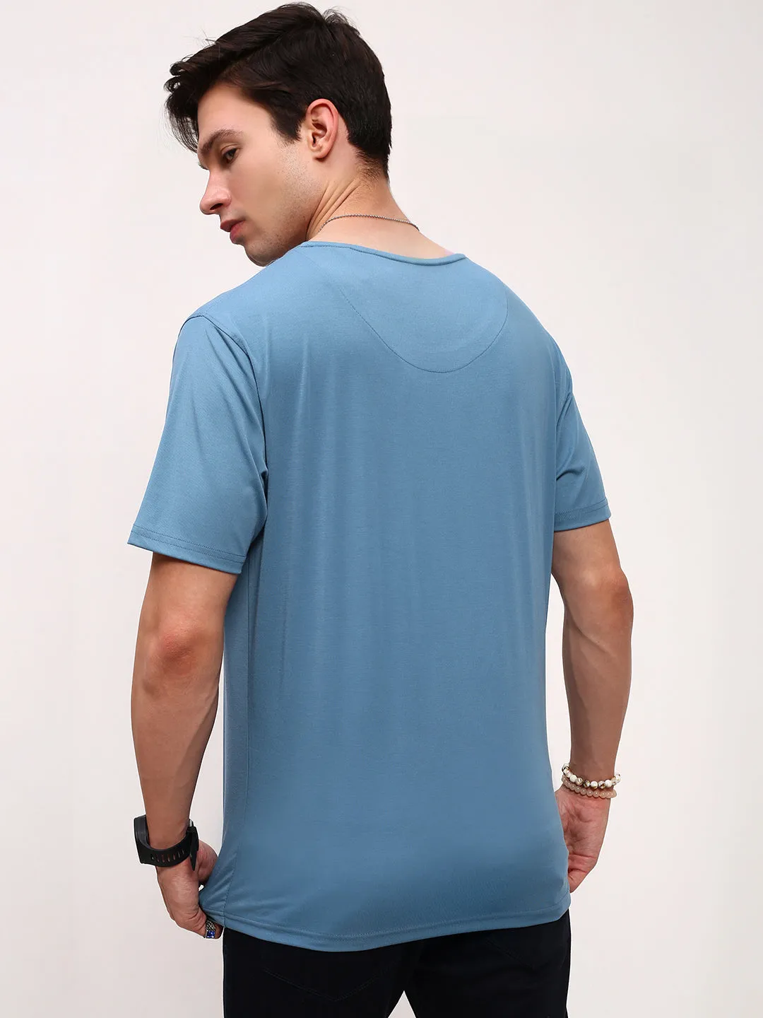 uncollared Men's Blue Solid Round Neck T-Shirt