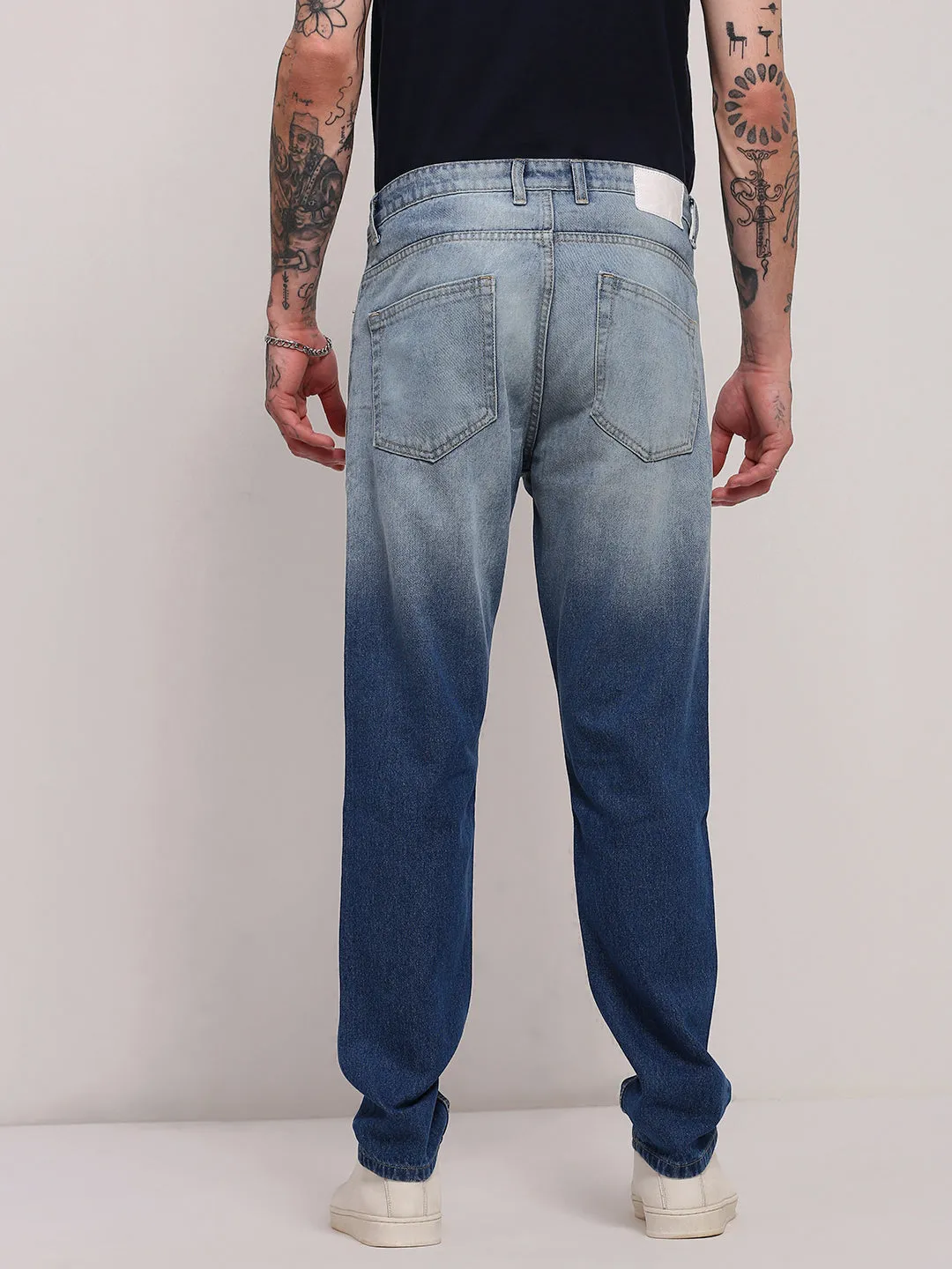 Men's Blue Two-Tone Relaxed Fit Jeans Simple Outfit