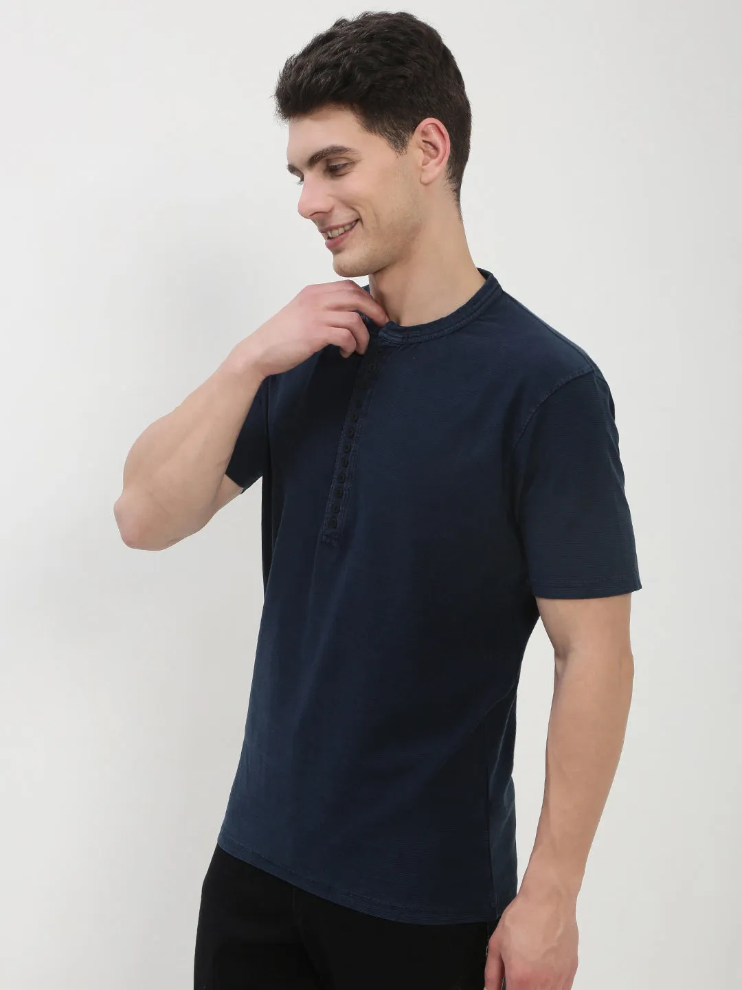 Trendy Fashion Men's Navy Blue Solid Henley Collar T-Shirt