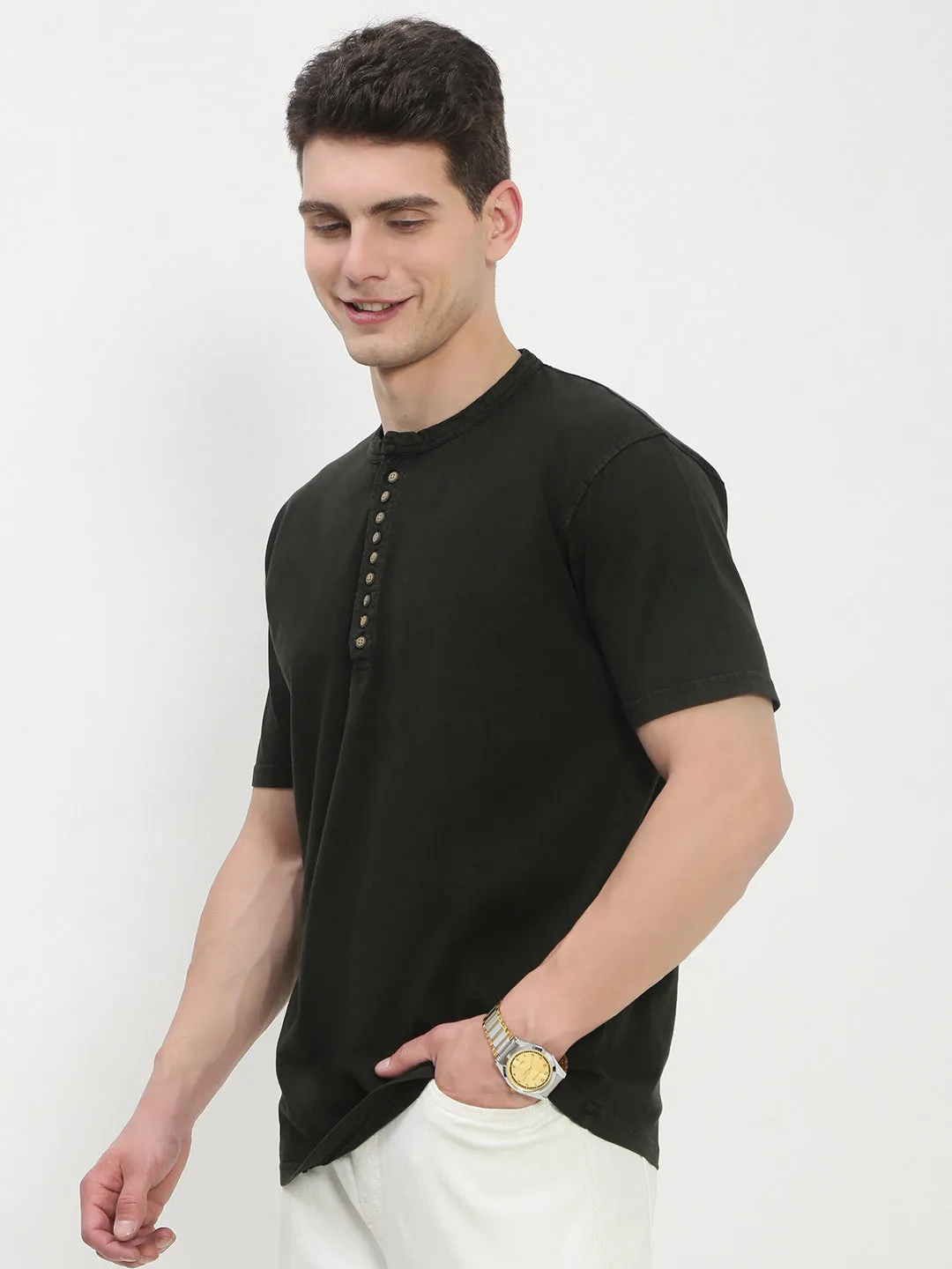 Men's Olive Solid Henley Collar T-Shirt fit test Regular Fit