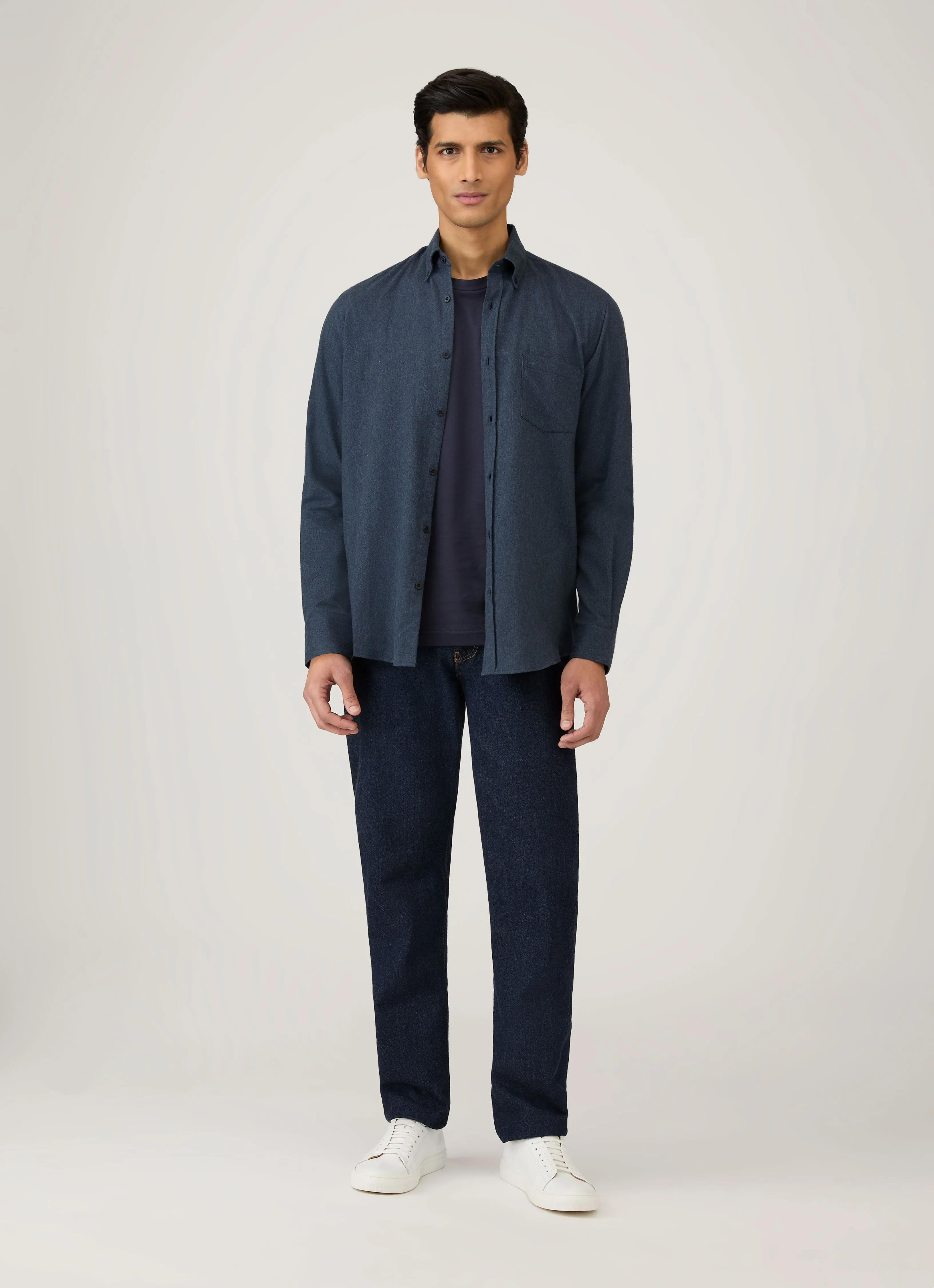 Light Outfit V neck style Men's Riviera T-shirt in Navy