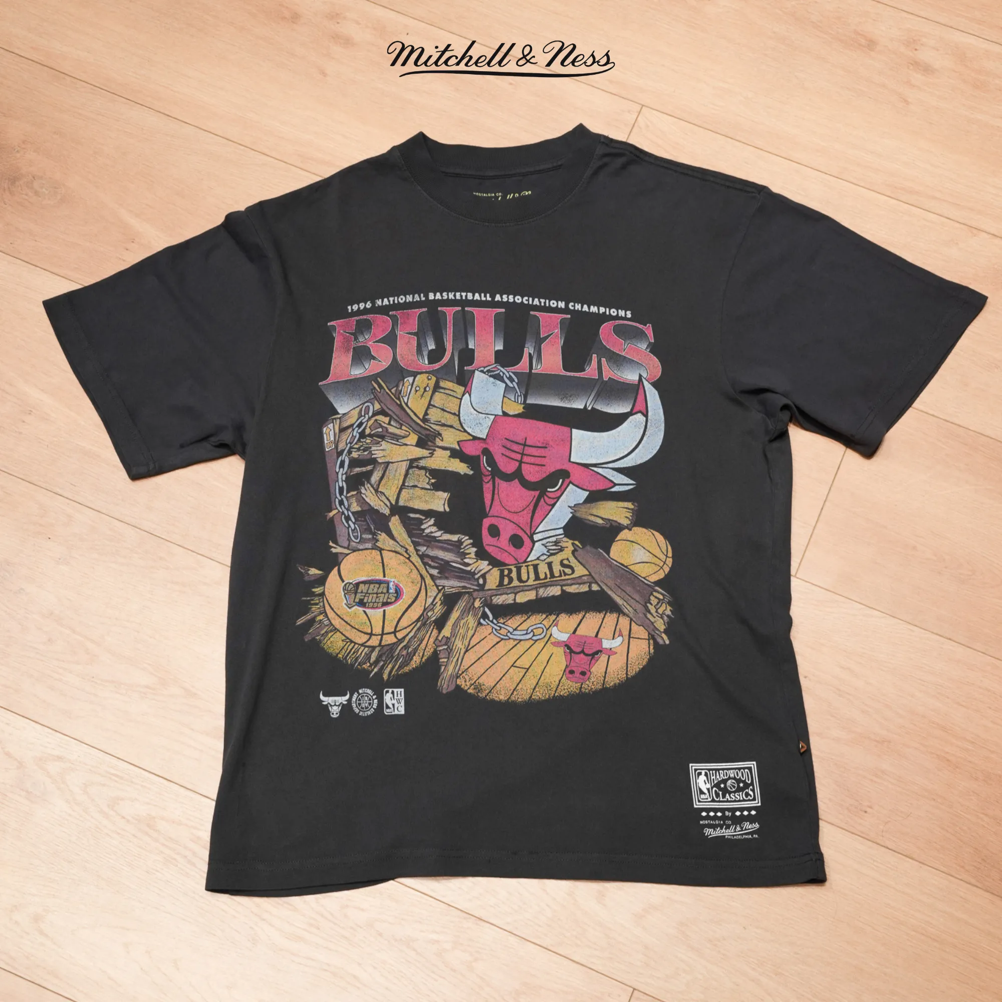 Quick Release Ventilation Sun Protection Fabric Mitchell & Ness Chicago Bulls Bevel Burst T-Shirt