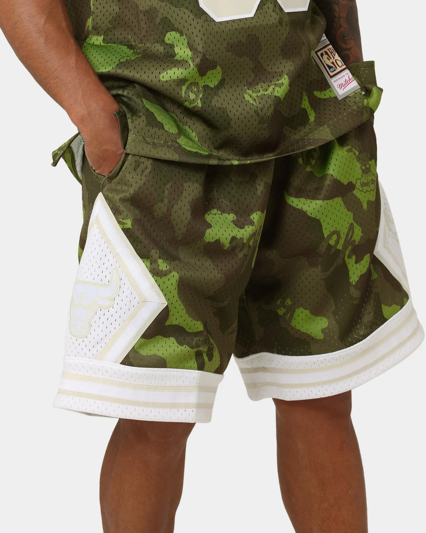 Mitchell & Ness Chicago Bulls Camo Swing Shorts Green Camo Gloves