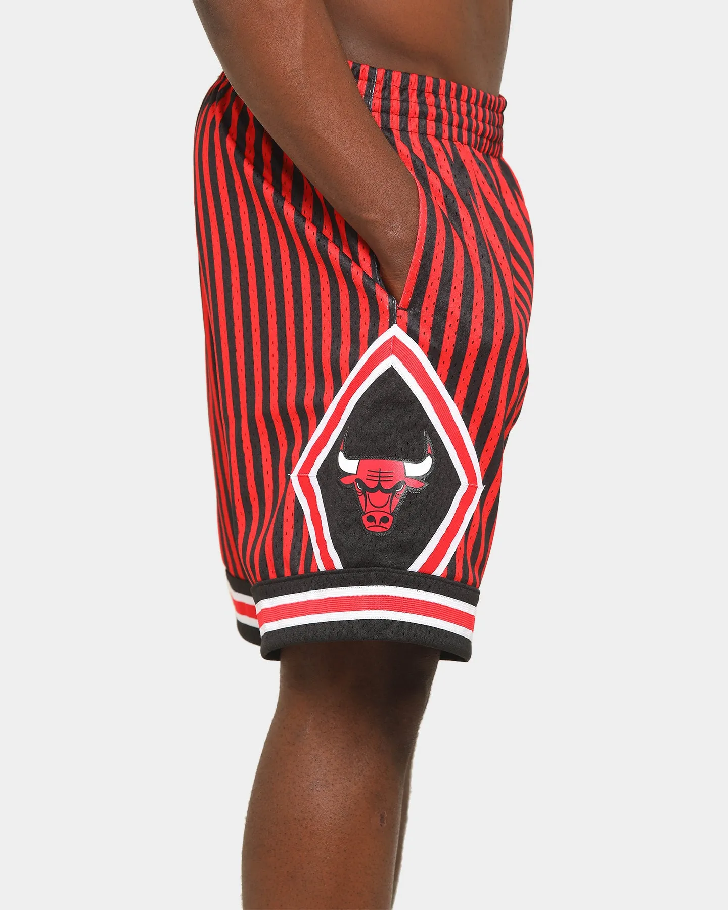 Mitchell & Ness Men's Chicago Bulls 1997 Striped SM Short Black/Red Anti Static Treatment Sport Flex Wear