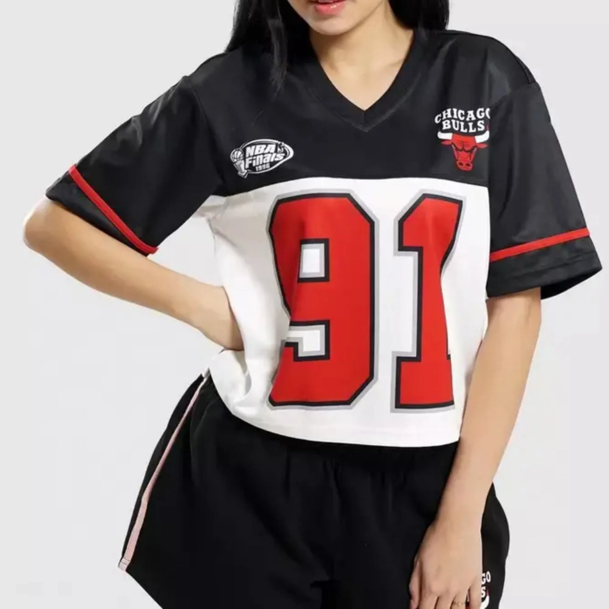 Ultra Flex Ribbed Trim Adjustable Hem Drawcord Mitchell & Ness NBA Women's Chicago Crop T-Shirt