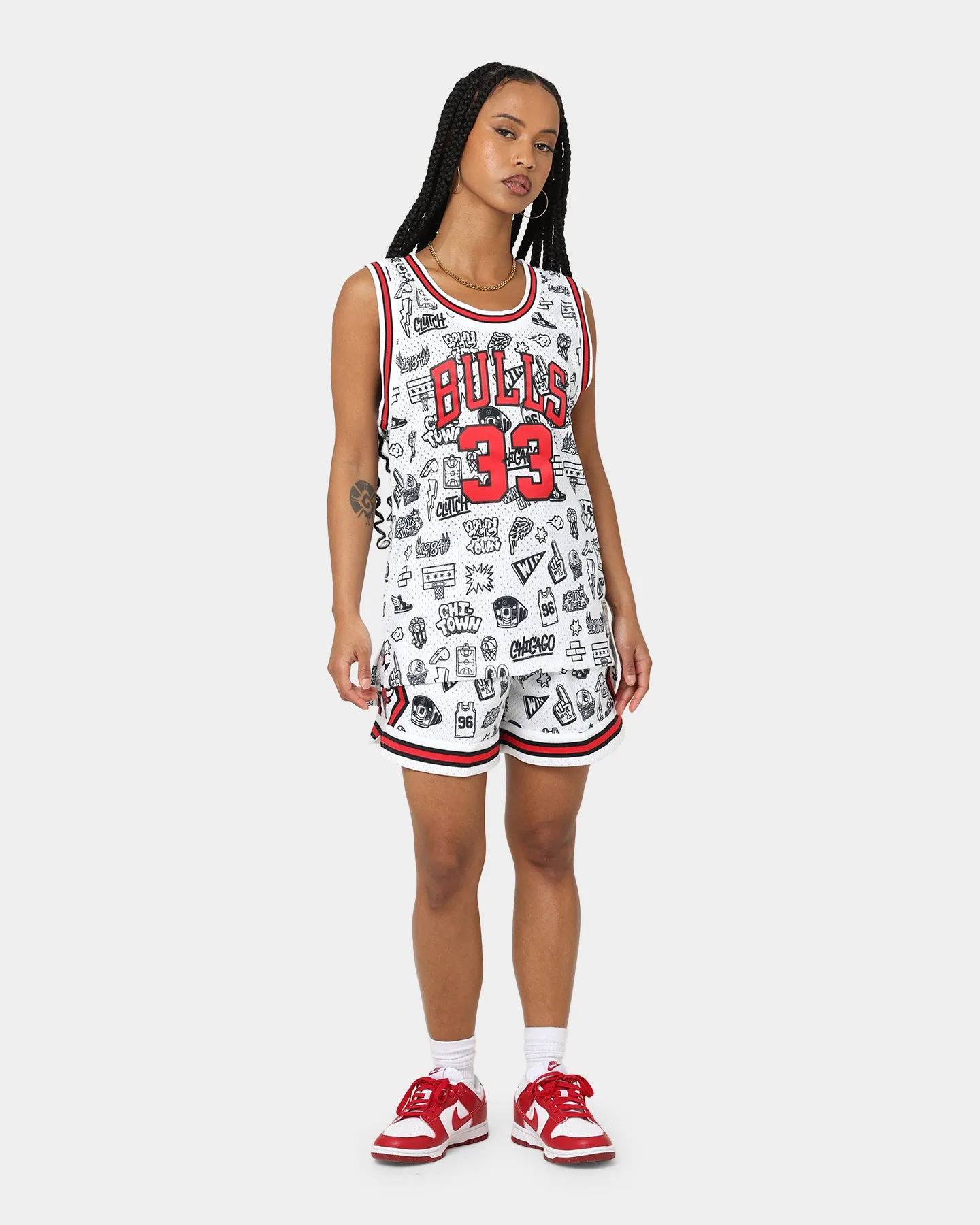 Mitchell & Ness Women's Chicago Bulls Doodle Shorts White Cool Design