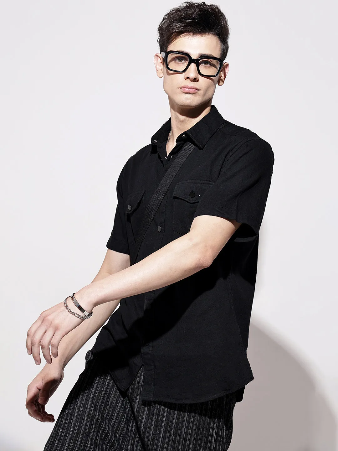 Easy Outfit CompressionEnhanced Fit Men's Black Half Sleeve Casual Button-Down Shirt with Chest Pockets