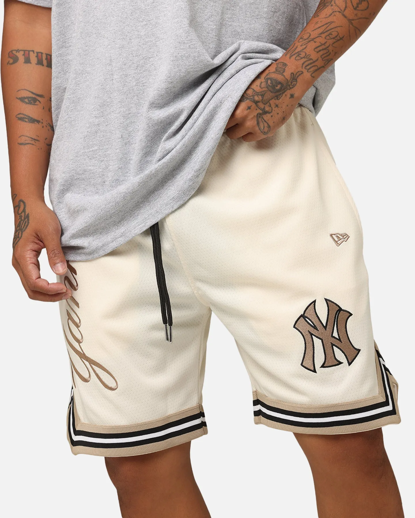 Multi Pocket Functionality New Era New York Yankees Mesh Shorts Light Beige