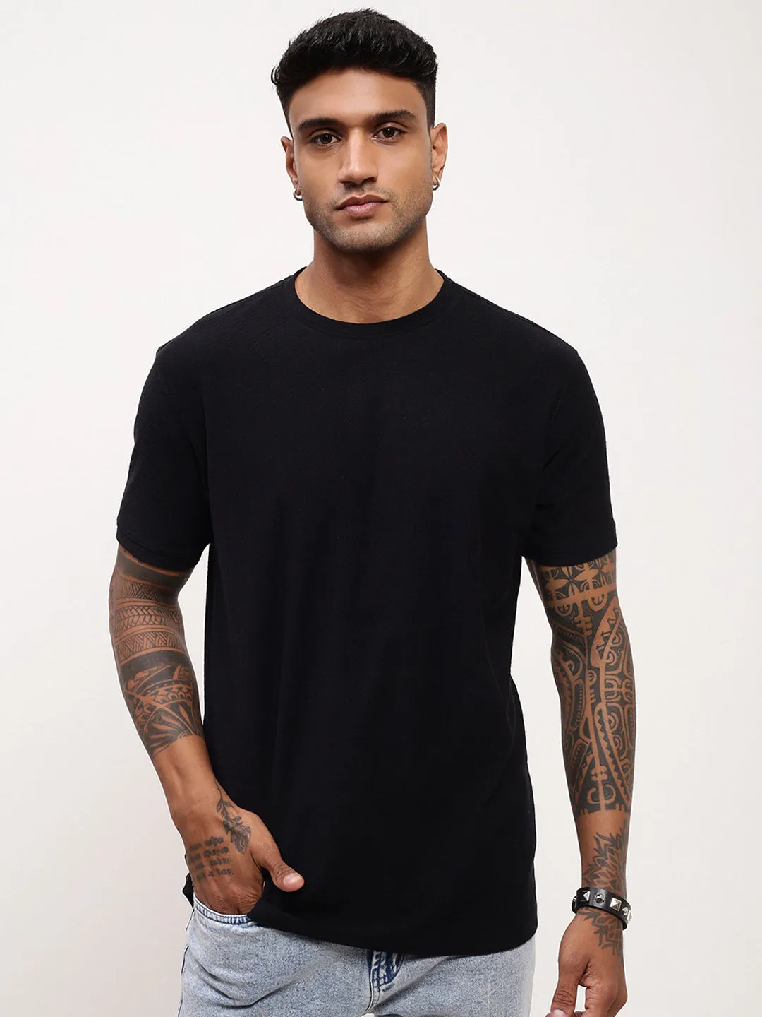Men's Black Solid Round Neck Cotton T-Shirt Cuffed Sleeves