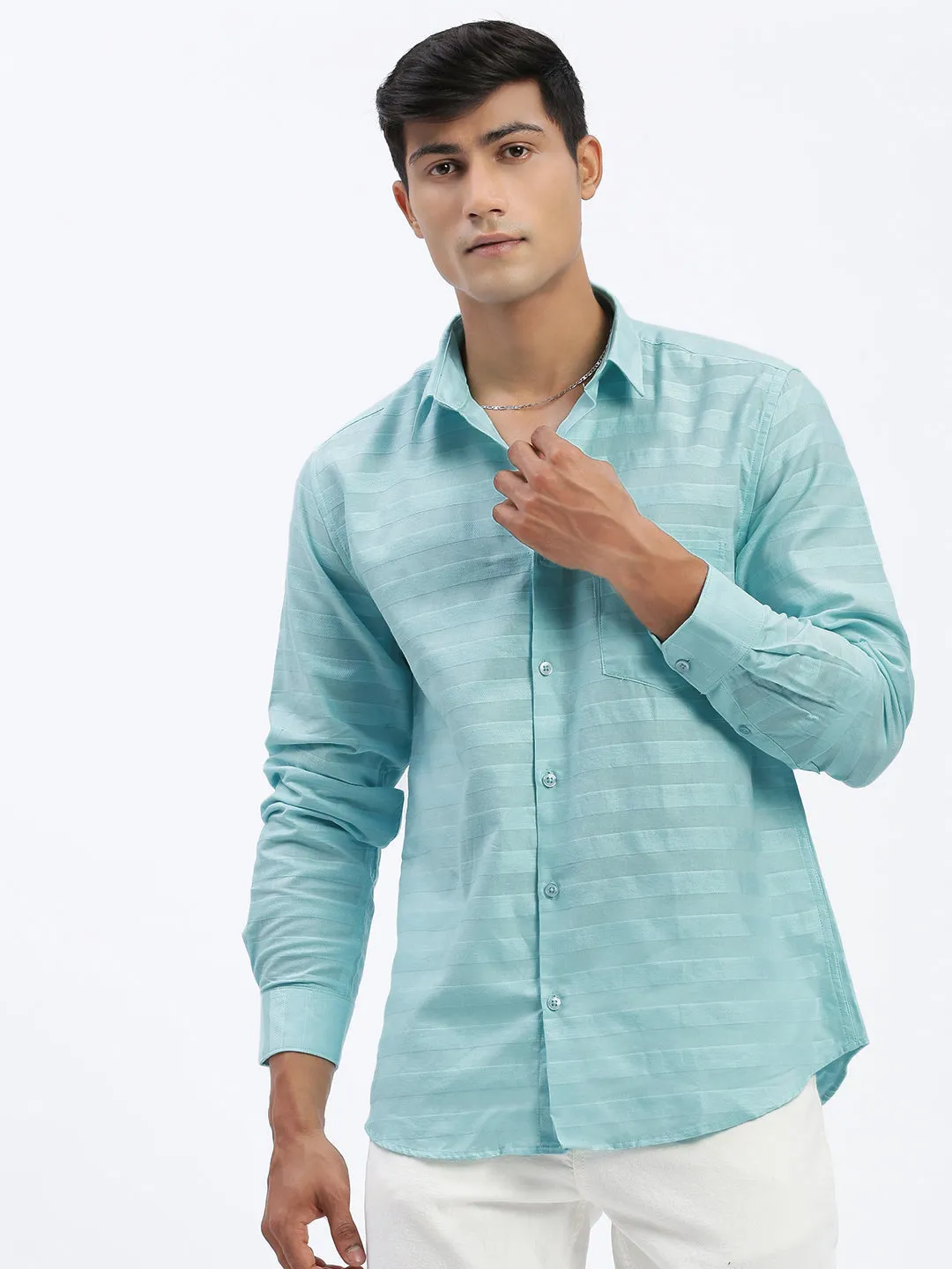 UniversalFit Men's Blue Standard Spread Collar Textured Cotton Casual Shirt