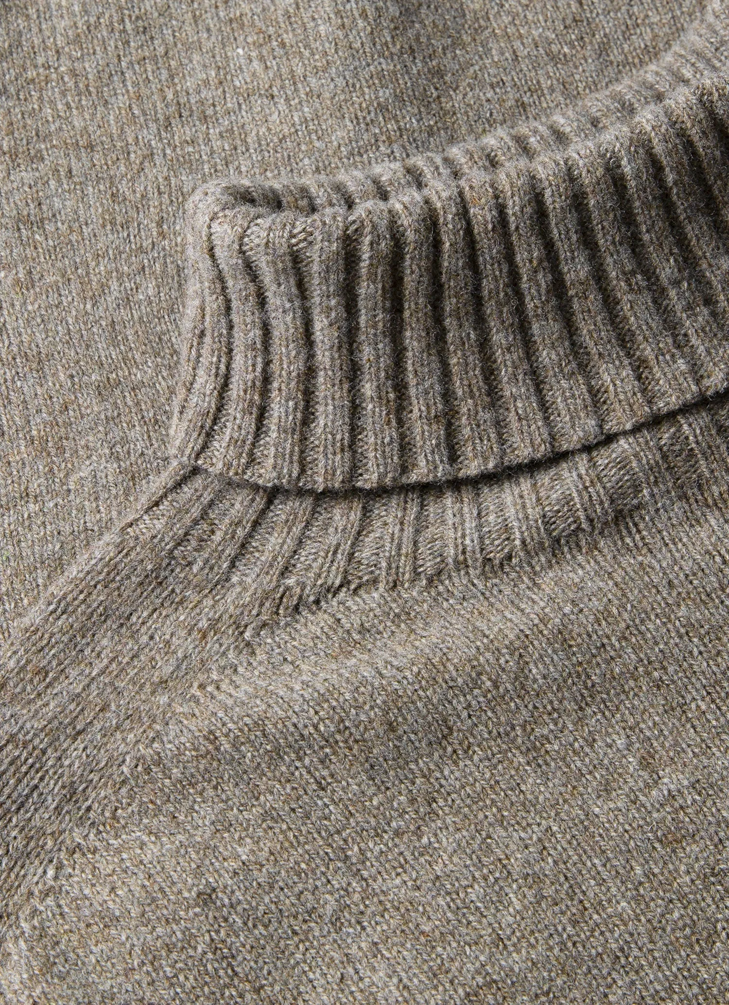 Off-Duty Fit Men's Lambswool Roll Neck in Bark