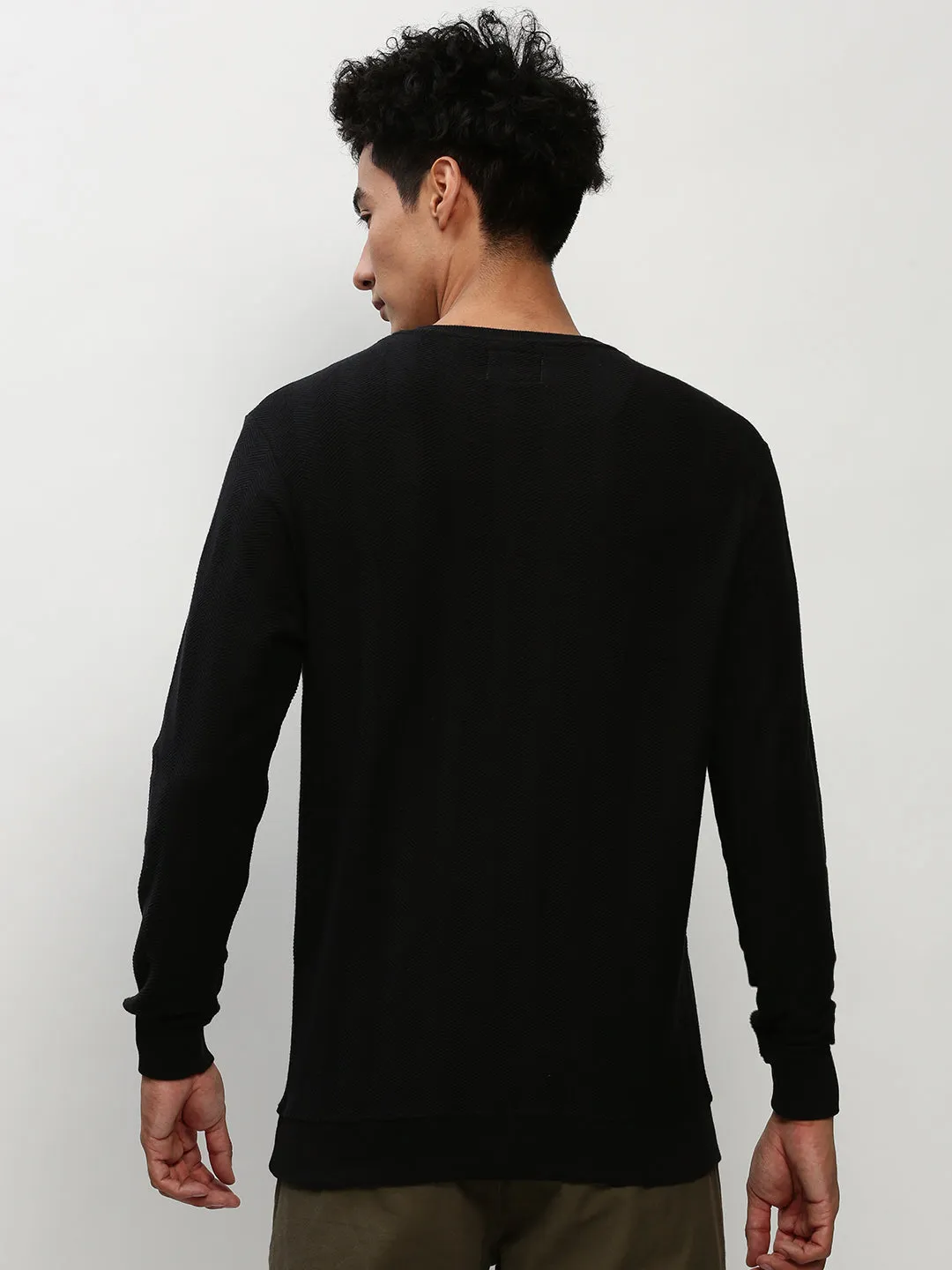 Men's Black Round Neck Long Sleeves Cotton Pullover goes with sweatpants
