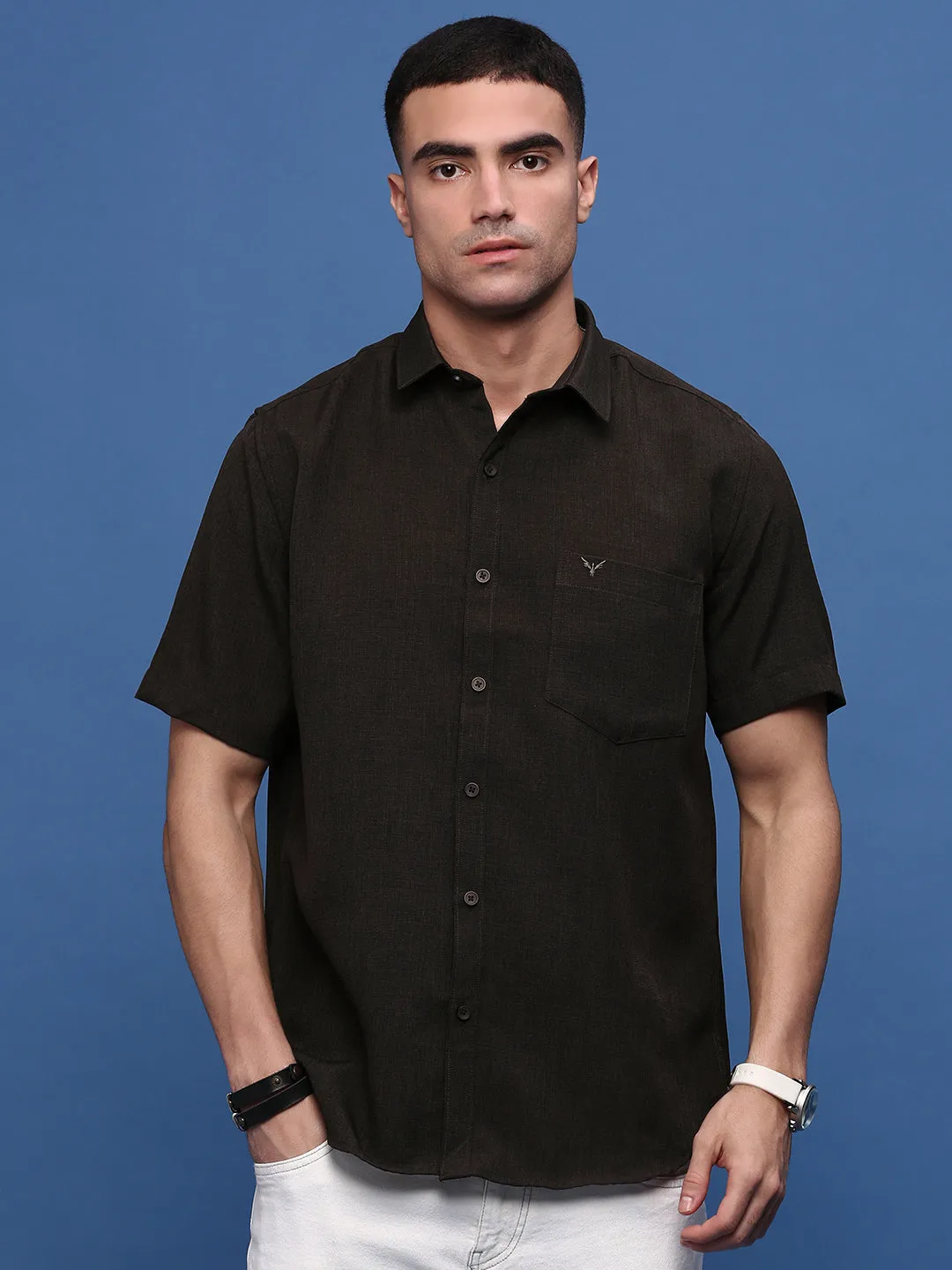 NonRestrictiveSilhouette Men's Green Solid Slim Fit Shirt