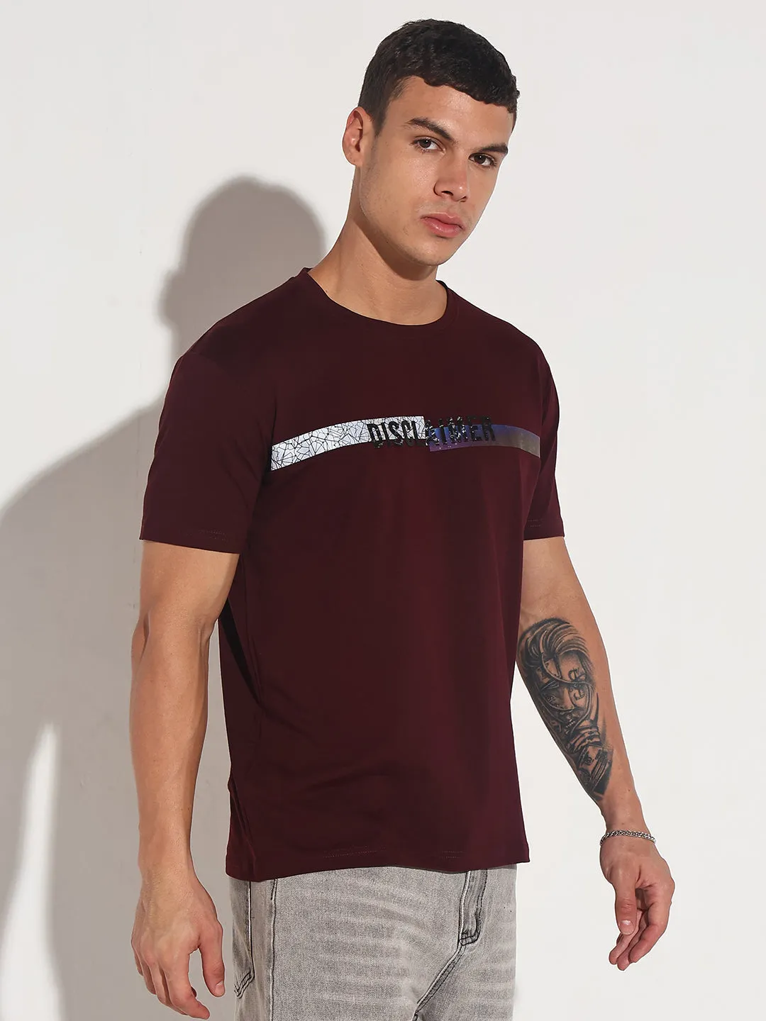 Men's Typography Burgundy Textured Print Round Neck Regular Fit T-Shirt Sea Fit LayeredNeckline