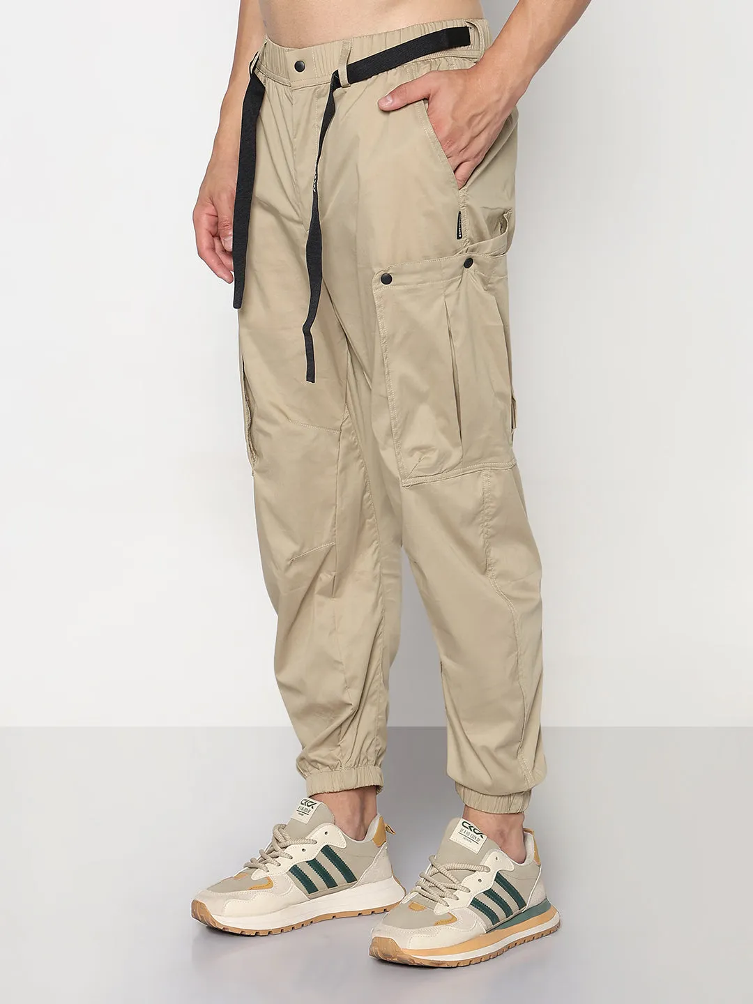 Minimal Design WrinkleResistantMaterial Men's Khaki Relaxed Fit Cargos