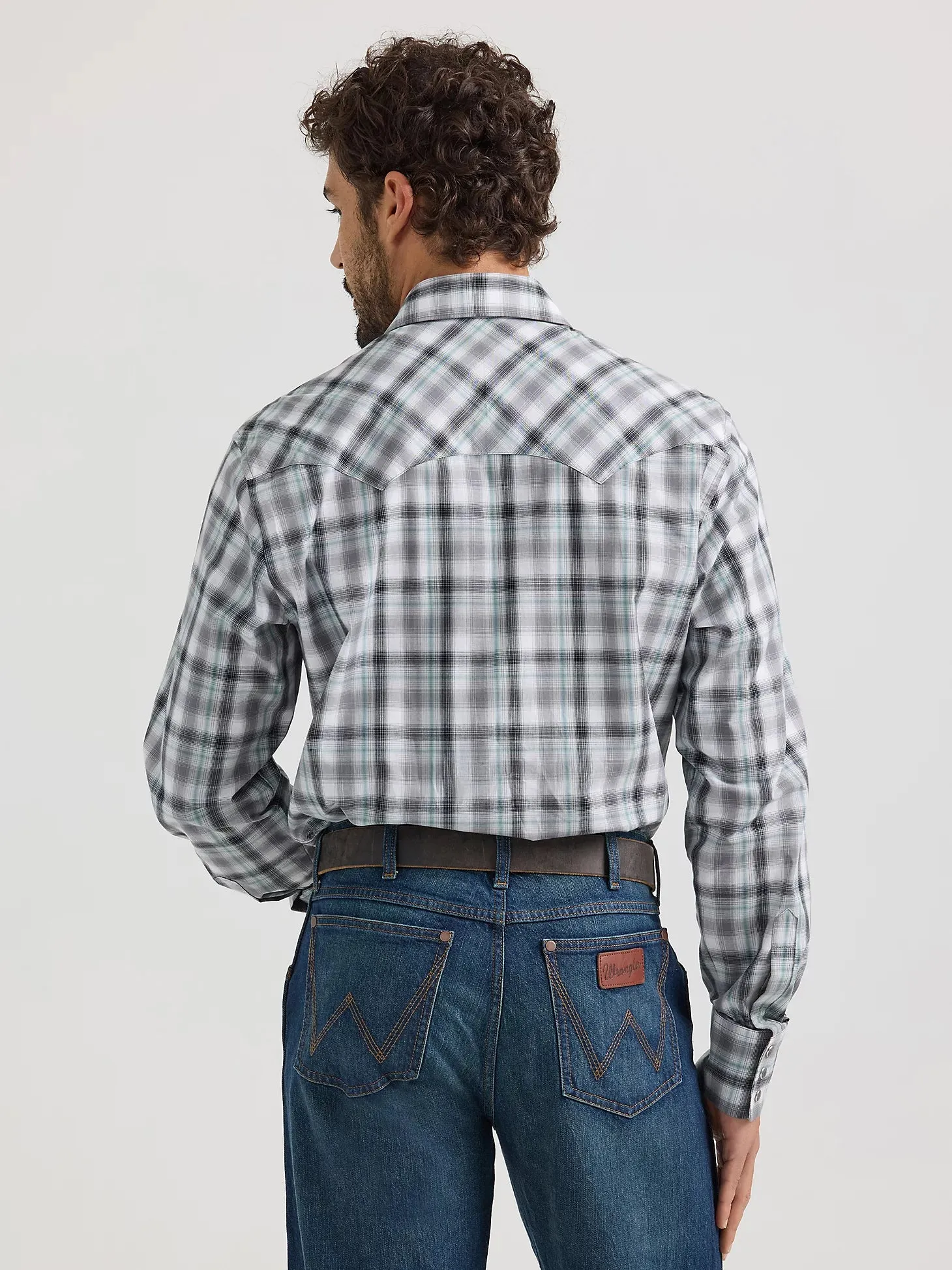 Wrinkle-Free Wrangler Retro Men's L/S Sawtooth Pocket Plaid Western Snap Shirt in Smoky Grey