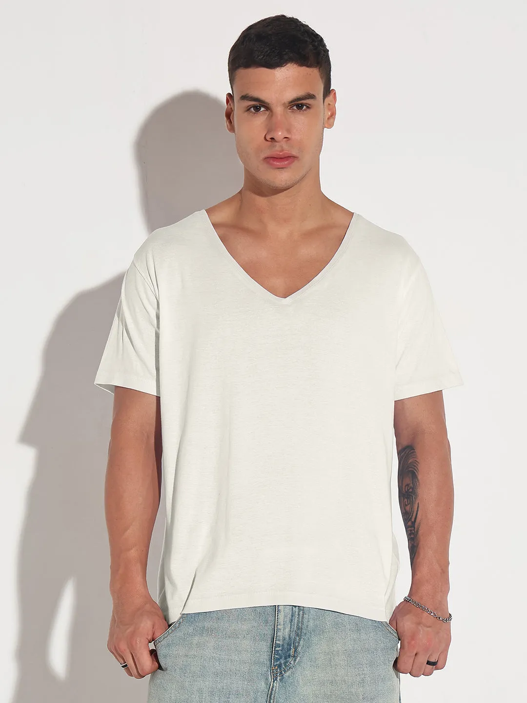 Men's Off White V-Neck Regular Fit T-Shirt NonRestrictiveSilhouette Gym Safe